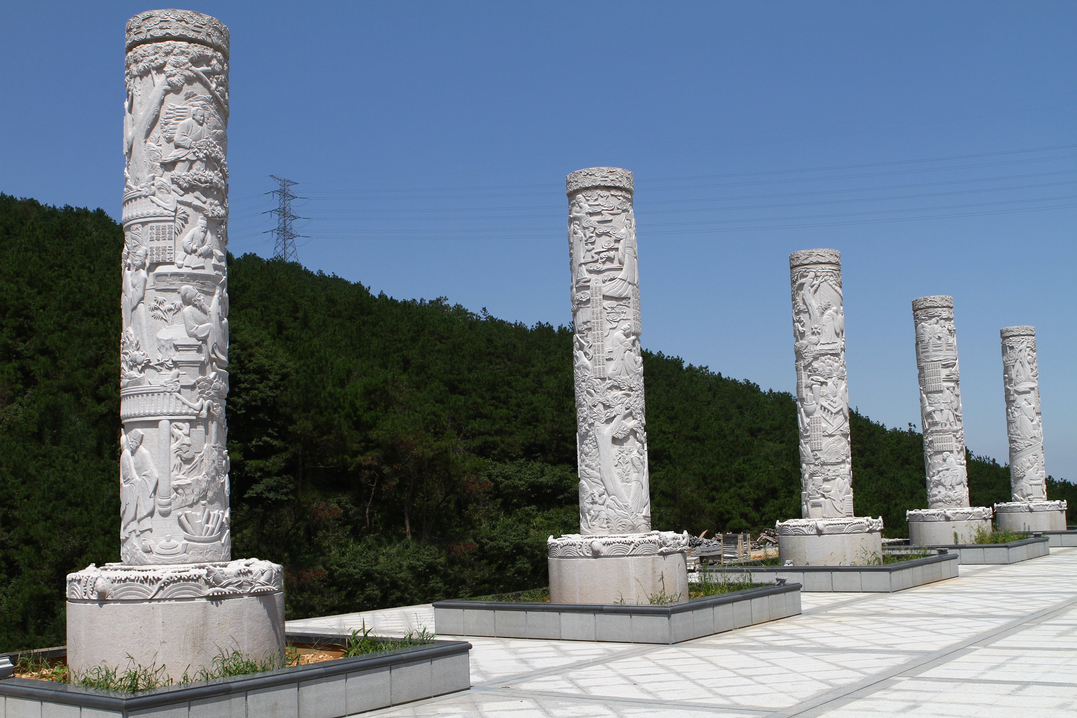 孝德传承的现代诠释：乐清长安功德园《三字经》浮雕柱