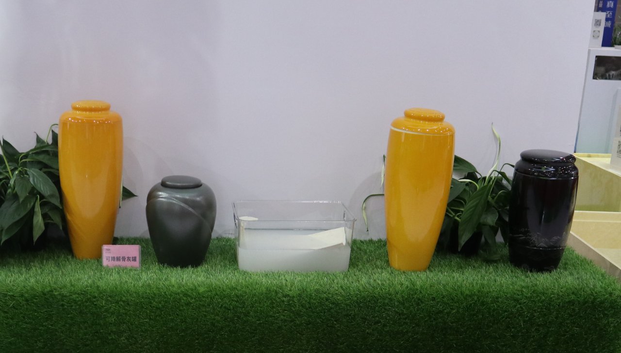 生命最后的礼物：一只可降解骨灰坛种出的绿色未来